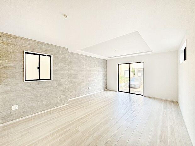 明るい陽光が注ぎ、寛ぎの雰囲気に満たされるリビングダイニング