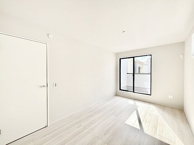 明るいバルコニーサイドに洋室を設置。目覚めの良い寝室に。