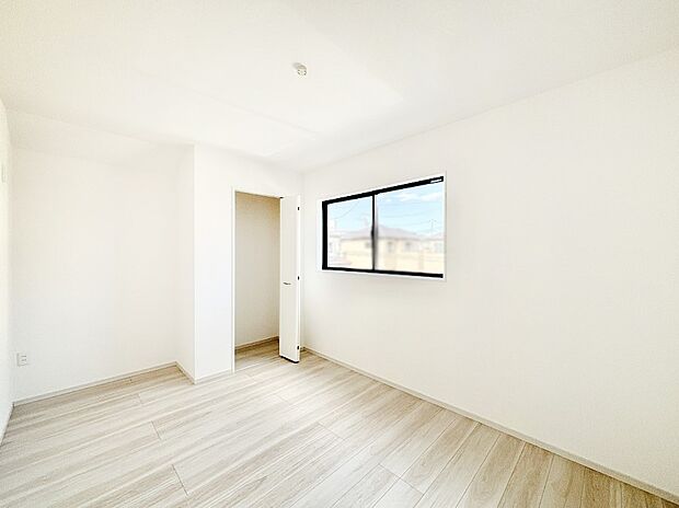 やさしい光がさしこむ居室はしっかり収納付き