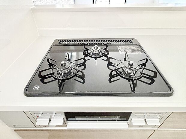 ガスコンロはＳｉセンサー搭載。火力調節や焦げ付き・消し忘れも防いでくれます。