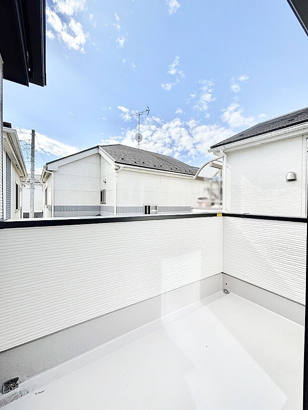 広々バルコニーでお洗濯物が気持ちよく乾きます。