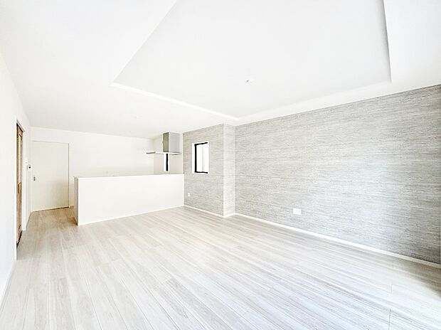 アクセントクロスがお洒落なダイニング。家族でのんびりくつろげる広々スペース。