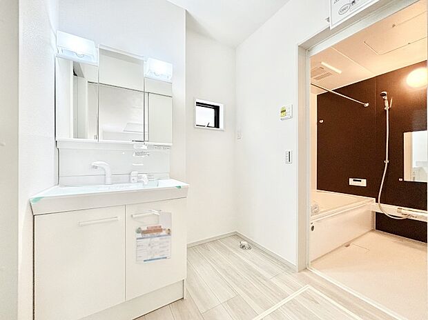 ゆとりの洗面スペースで朝の身支度もスムーズに