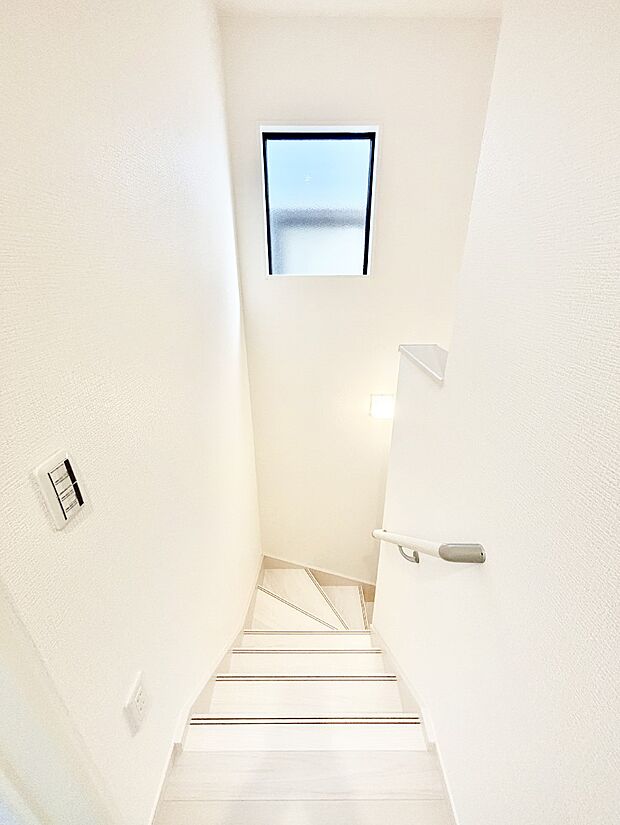 階段は手すり付きなので小さなお子さまやご高齢の方も安心です  