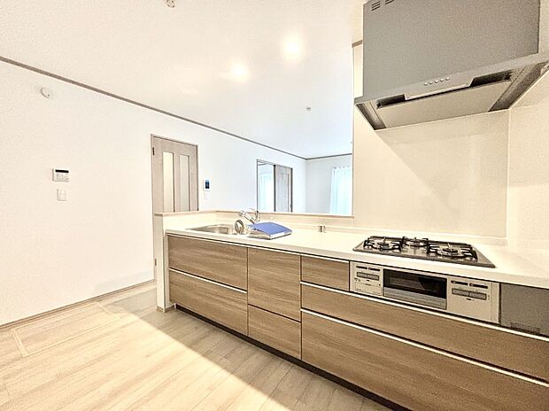 料理をしながらでもご家族との会話を楽しめる対面キッチン