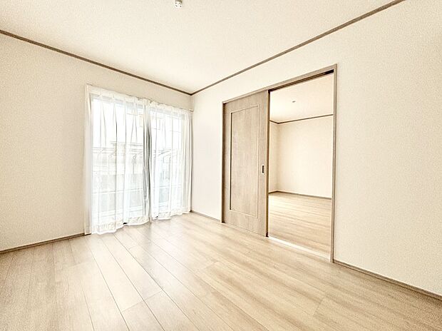 リビング横の洋室は引き戸を開ければリビングと一体に。閉じれば独立した洋室に。