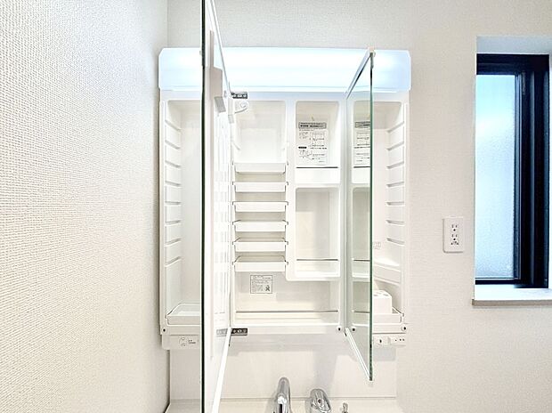 三面鏡の裏に、化粧品や衛生用品などを収納可能。洗面台をすっきりと保ちます!