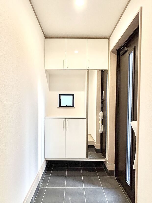 たっぷり収納できるシューズボックスで家族全員の靴も、玄関すっきり。  