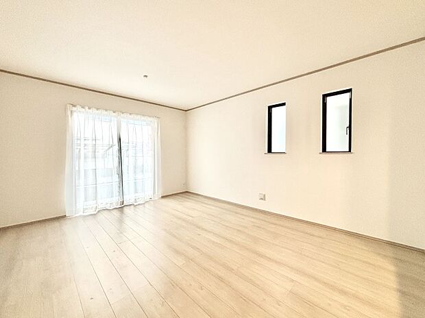 大きな窓からたっぷりの陽光と風を感じられるリビング  