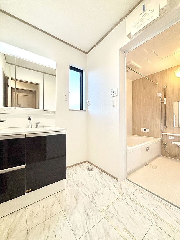 清潔感のある快適空間です。毎日の身支度も気持ち良くお使い頂けます。