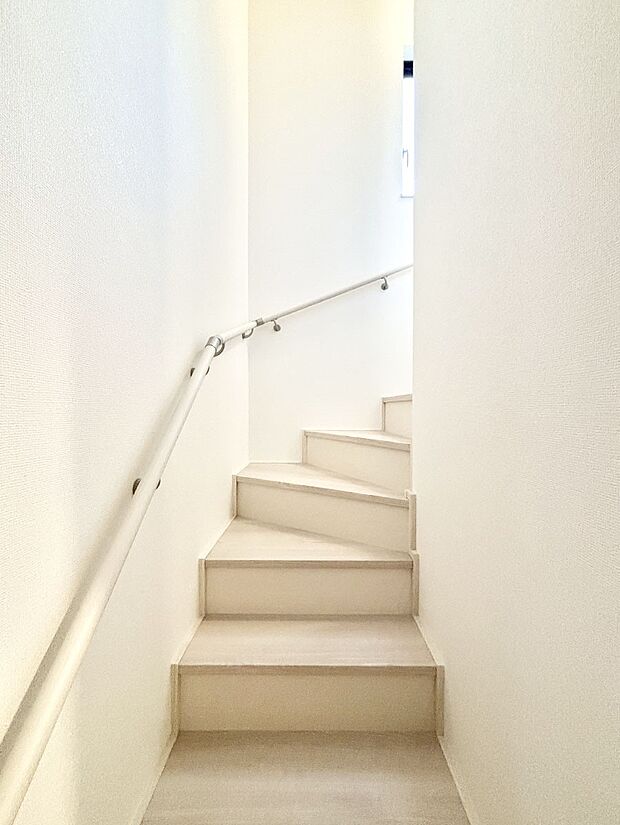 安全性を考慮し階段には手すりを設置しています