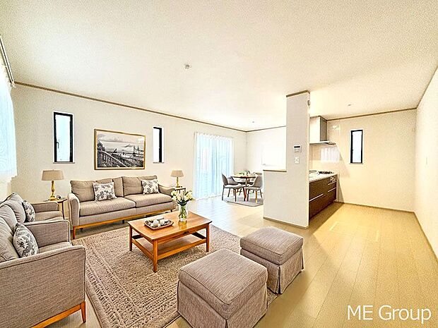 ご家族の賑やかな話し声で包まれる明るいリビング  ※家具はCGです