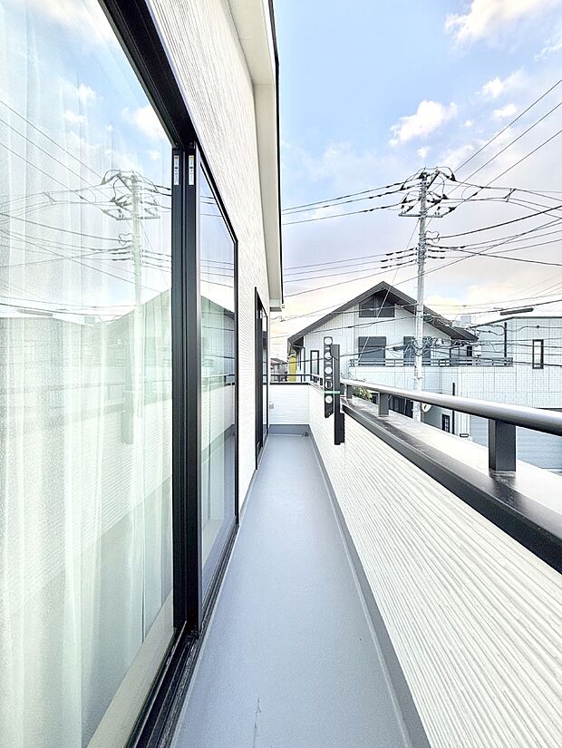 暖かな陽光が降り注ぐバルコニーはお洗濯におすすめ。爽やかな風も心地よいです。