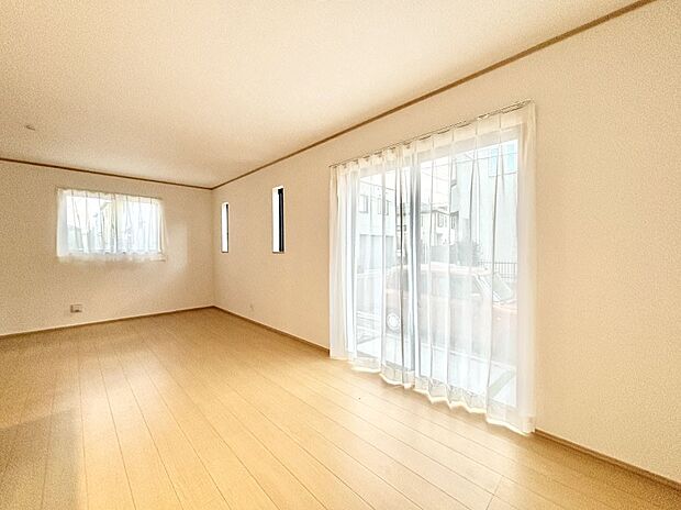 明るい陽光が注ぎ、寛ぎの雰囲気に満たされるダイニング。   