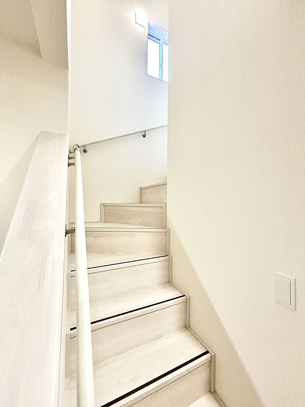 階段は手すり付きなので小さなお子さまやご高齢の方も安心です  