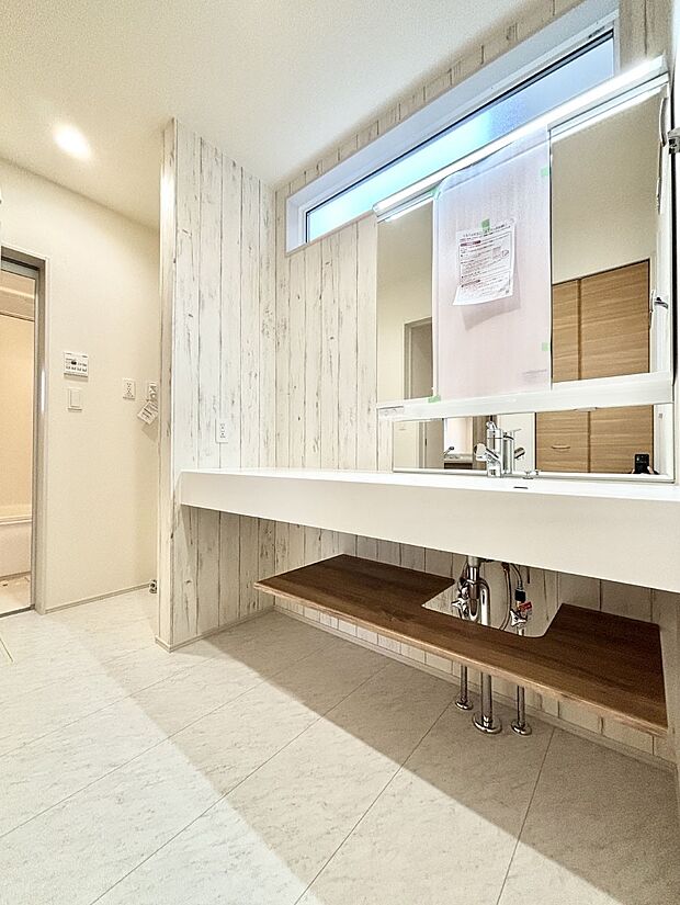 大きく見やすい三面鏡で清潔感ある洗面台は、身だしなみチェックや肌のお手入れにおすすめです。 