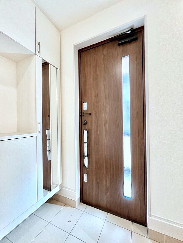 ミラー付きシューズボックスはお出かけ前の身だしなみチェックに便利