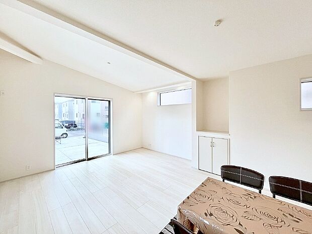 大きな窓からたっぷりの陽光と風を感じられるリビング