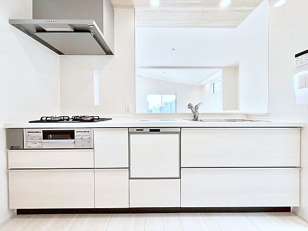 食洗機・浄水器・3ツ口コンロなどデザイン性も機能性も兼ね備えたシステムキッチン！