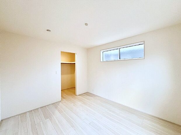 ウォークインクローゼットがあるお部屋。季節ごとの入れ替えも不要で便利です！