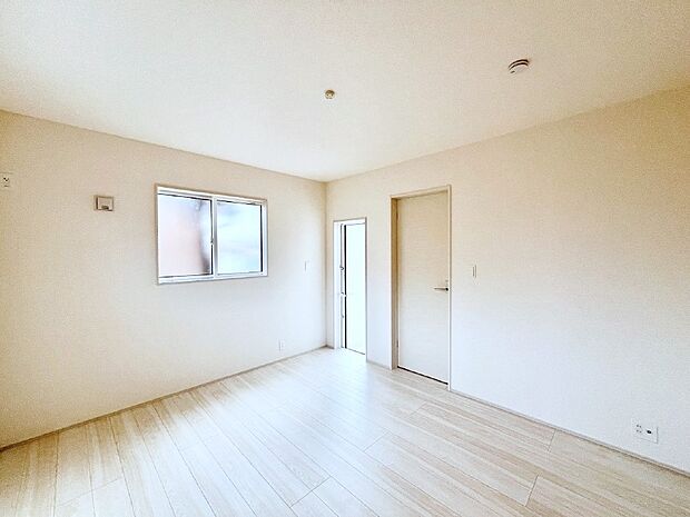 窓からのやさしい光が心地よいプライベートルーム