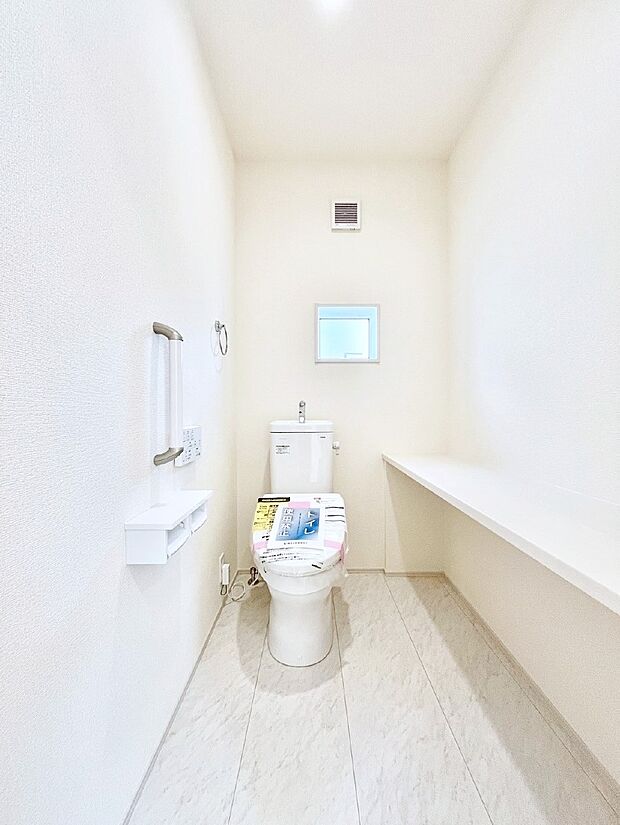 明るく清潔感のあるトイレです。 