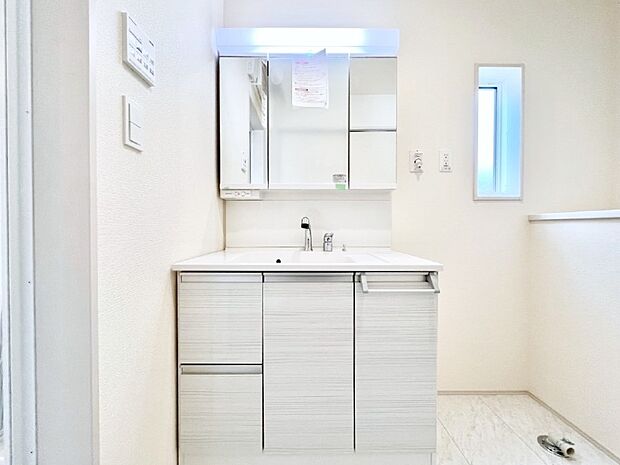 大きく見やすい三面鏡で清潔感ある洗面台は、身だしなみチェックや肌のお手入れにおすすめです。 