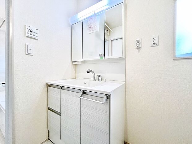 収納力と機能性に優れた洗面化粧台