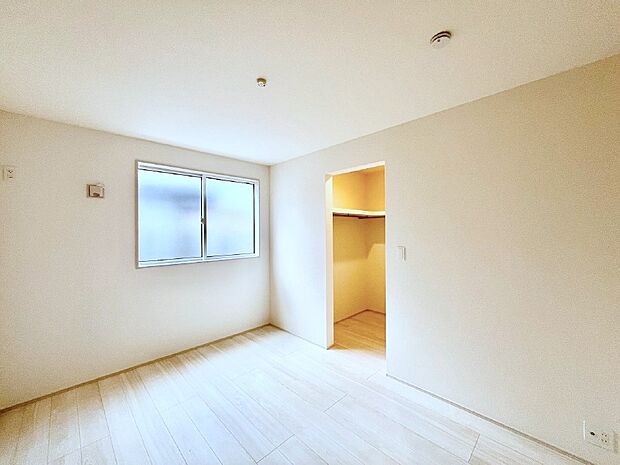 大容量の収納力が嬉しいWIC付きのお部屋でゆったりリラックスタイム！