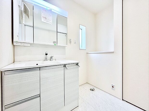 清潔感ある洗面化粧室で朝の身支度も快適