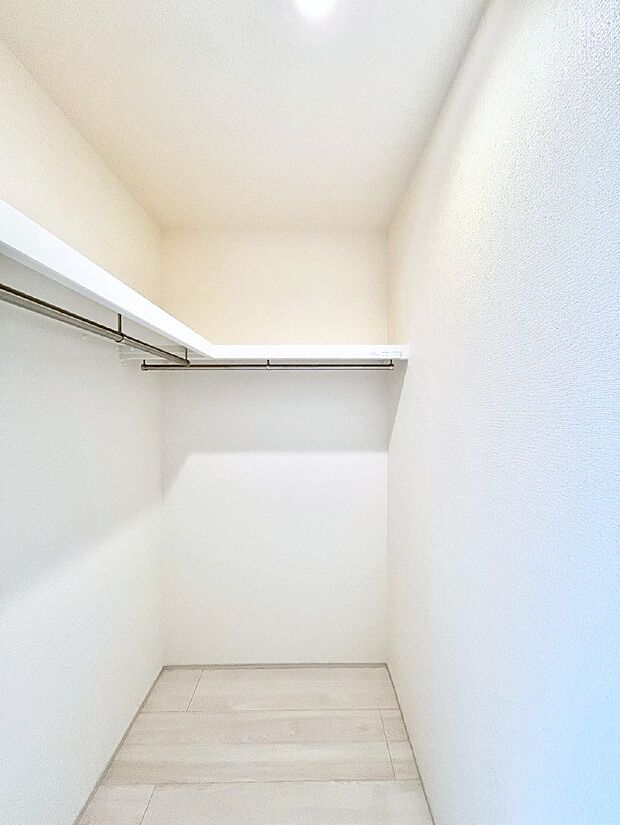 ウォークインクローゼット付きで生活空間を広く利用できます。
