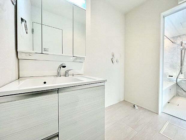 ゆとりの洗面スペースで朝の身支度もスムーズに