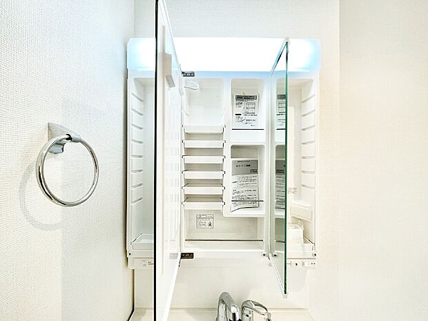 三面鏡の裏に、化粧品や衛生用品などを収納可能。洗面台をすっきりと保ちます！  