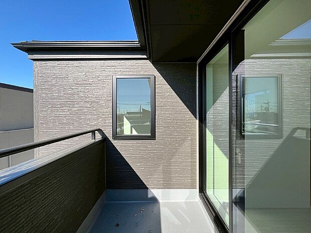 暖かな陽光が降り注ぐバルコニーはお洗濯におすすめ。爽やかな風も心地よいです。