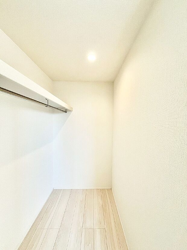 衣類をハンガーに掛けたまま収納できるWIC。衣類の整理整頓がしやすくて便利です！