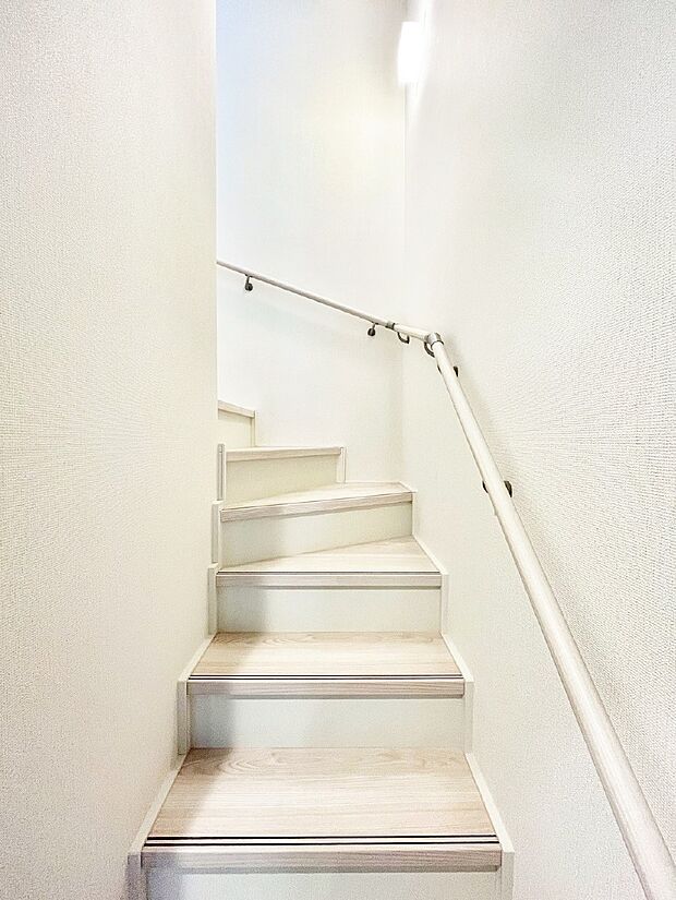 安全性を考慮し階段には手すりを設置しています