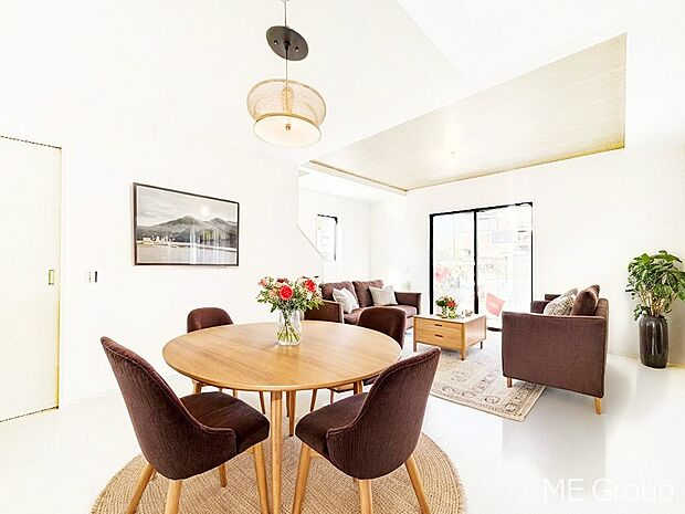 ご家族の賑やかな話し声で包まれる明るいリビング  ※家具はCGです