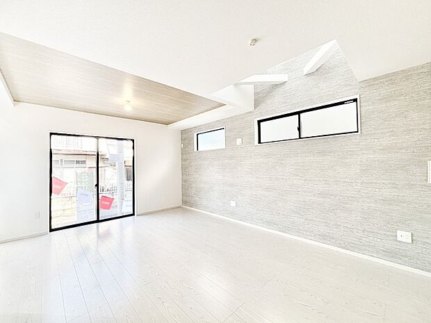 大きな窓&吹抜からたっぷりの陽光と風を感じられるリビングダイニング