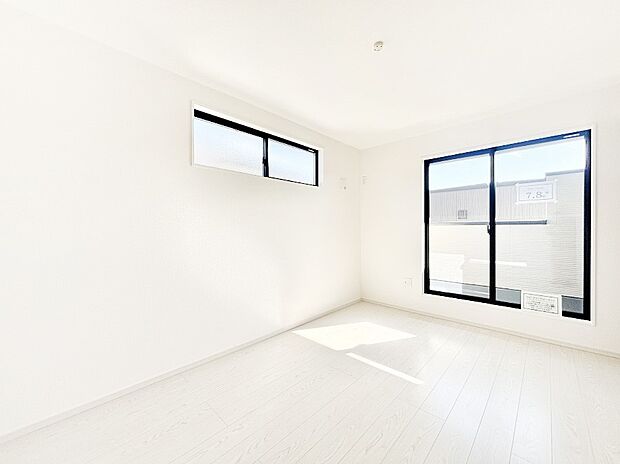 明るいバルコニーサイドに洋室を設置。目覚めの良い寝室に。   