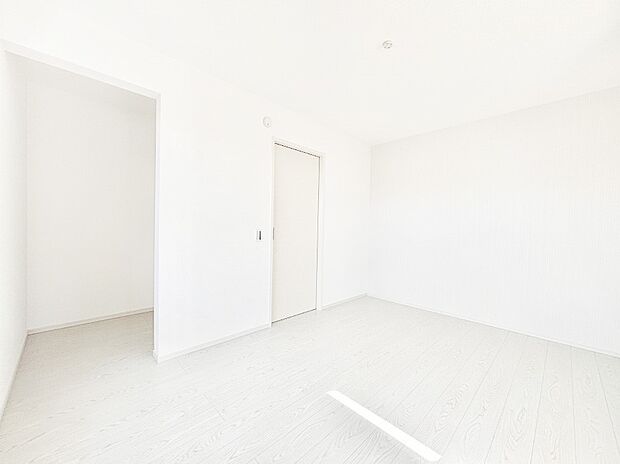 大容量の収納力が嬉しいWIC付きのお部屋でゆったりリラックスタイム!