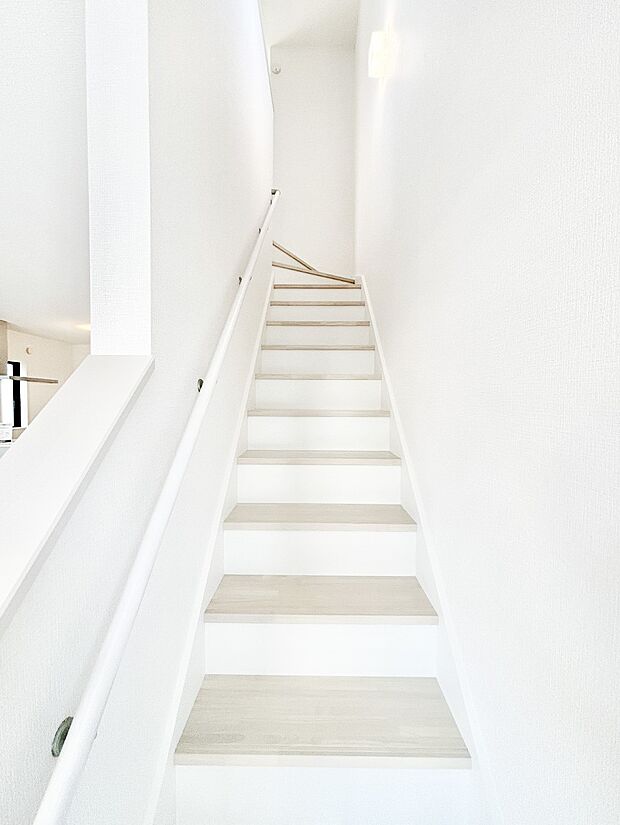 ご家族間のコミュニケーションが深まるリビングイン階段を採用しました。