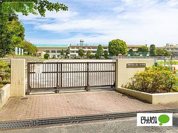 中学校「市川市立第二中学校まで1114m」