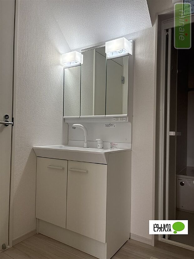 三面鏡の裏や下段にも収納スペースが豊富♪
