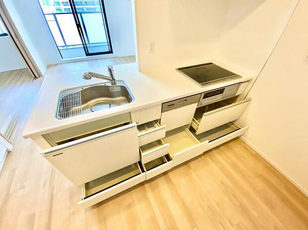 ≪キッチン≫ ビルドイン食洗器が内蔵されたシステムキッチンです。収納量も沢山あり、大変便利な仕様です。