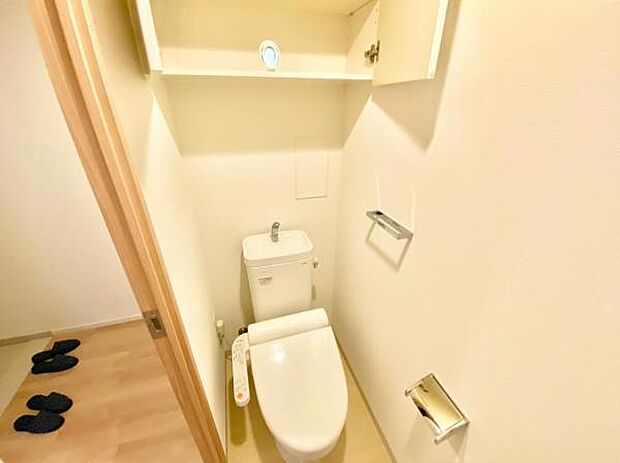 ≪トイレ≫ 上部吊戸が設置されたトイレです。