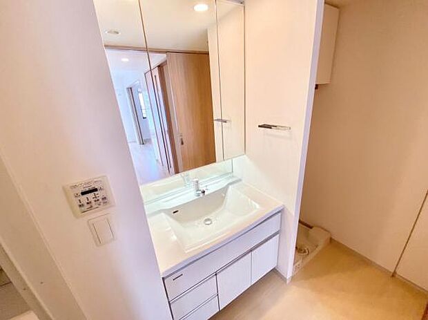 ≪洗面室≫ 両壁に設置された洗面化粧台です。便利な3面鏡を採用しております。