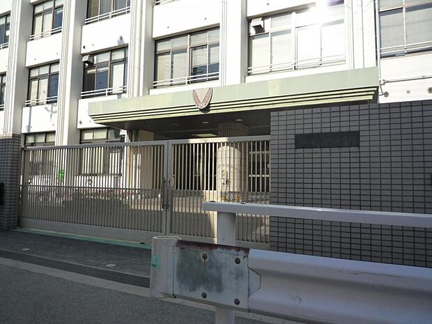 現地より徒歩約4分の姫島小学校。低学年のお子様がおられても安心です
