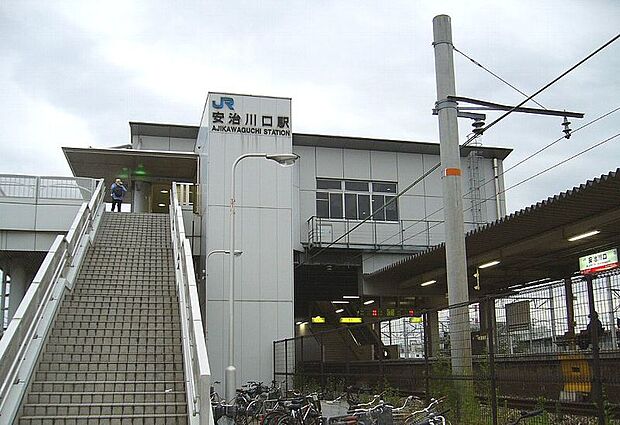 現地最寄のＪＲ桜島線安治川口駅。一駅隣にはユニバーサルスタジオジャパンがあります。