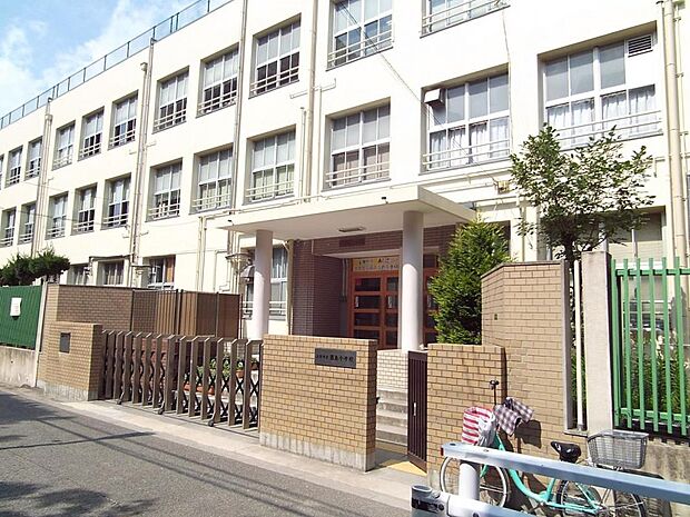 現地より徒歩約3分の酉島小学校。この距離で歩けると低学年のお子様がおられても安心です。