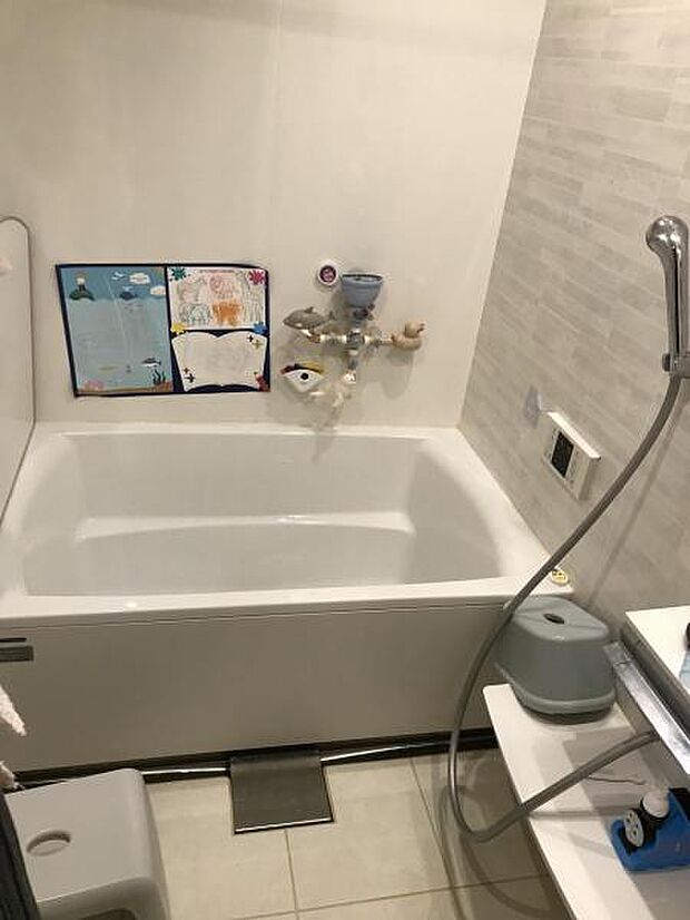浴室感想暖房機付きのバスルーム